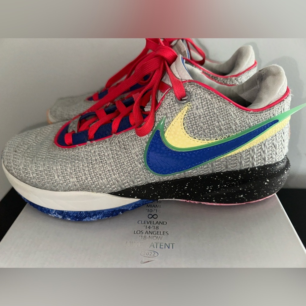 Lebron XX Men’s Size 7.5/Women 9 Silver/Hyper Royal DJ5423 002 - EUC